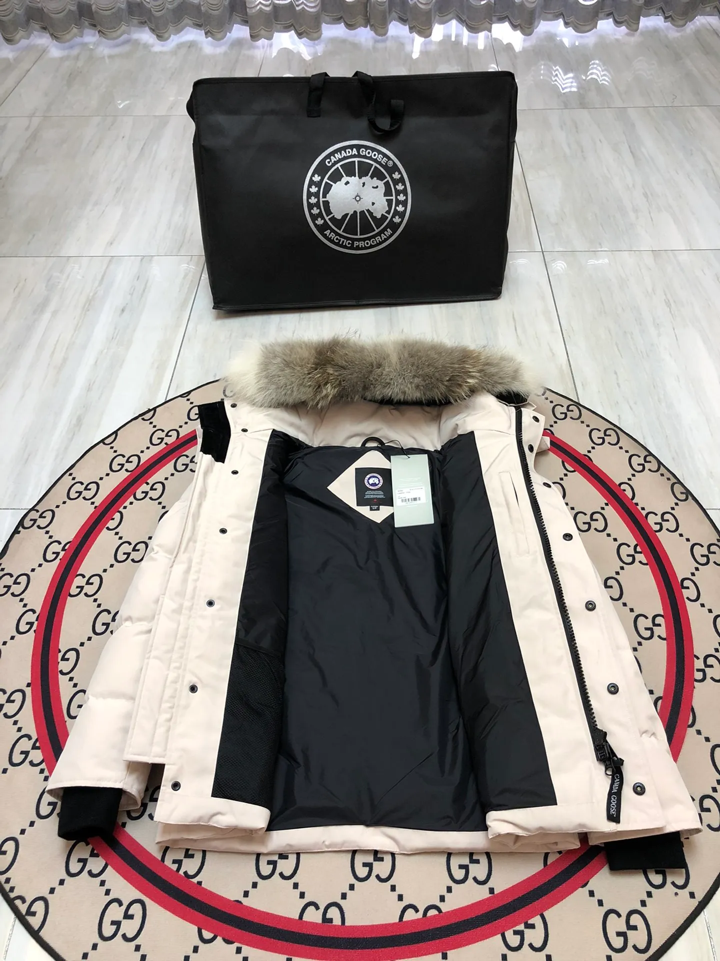 P800 Canada Goose Wyndham Parka has 29 styles for men and women. The hood and fur collar are detachable. My personal favorite is simple and elegant. It is clean and tidy. All Arctic and Antarctic scientific expedition teams choose Canada Goose as their cold wear. It is the Rolls-Royce of down jackets. ➖ Industry-leading anti-counterfeiting chip sensing. ➖ Imported Behringer embroidery machines and customized embroidery labels, the highest level and industry leading. ➖ Imported Korean 21-count polyester-cotton blended original fabric, TC85 waterproof coated fabric, water-repellent, windproof and wear-resistant. ➖ The new national standard 80 white duck down is filled with an average of 520 grams of down. The amount of down filled is industry-leading. ➖ 100% nylon lining with double double-layer sealing design to prevent velvet running, and seamless thread design on the cuffs! ➖ Western Canadian Green Wolf Collar. ➖ Yoshida YKK provides original factory-customized electroplated sliders. YKK two-way lockable zippers are tight and smooth and do not peel off paint. ➖ 3M composite Velcro is durable and the accessories and hardware are all custom-made. Note: Our copywriting is only simple and clear. Instead of bragging about the copywriting, it is better to compare and understand with samples. Only for the purest goose, the most dedicated, the most professional, the highest quality, the highest cost performance! SIZE:S-XXL [With size chart]